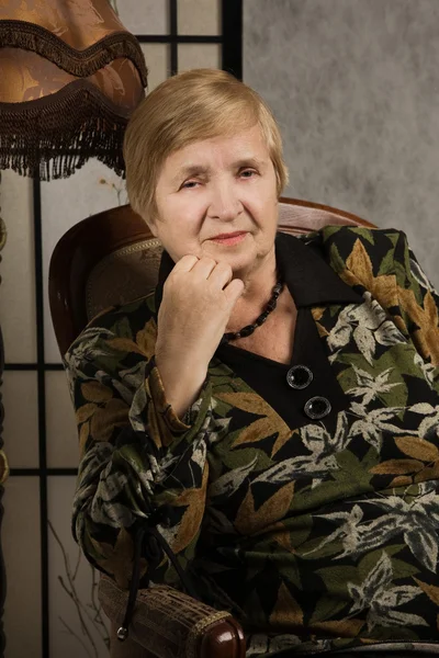 Idős asszony egy vintage stílusú belső — Stock Fotó