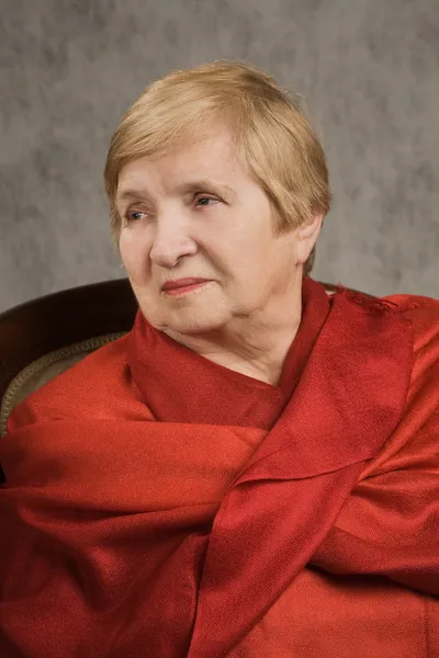 Ηλικιωμένη γυναίκα σε ένα κόκκινο — Φωτογραφία Αρχείου