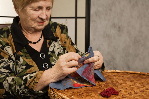 Stara kobieta z igły i nici — Zdjęcie stockowe