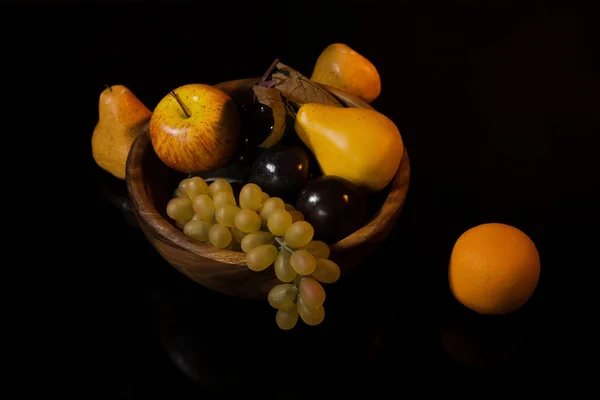 Frukt i en trä skål — Stockfoto