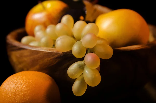Fruta em um prato de madeira — Fotografia de Stock