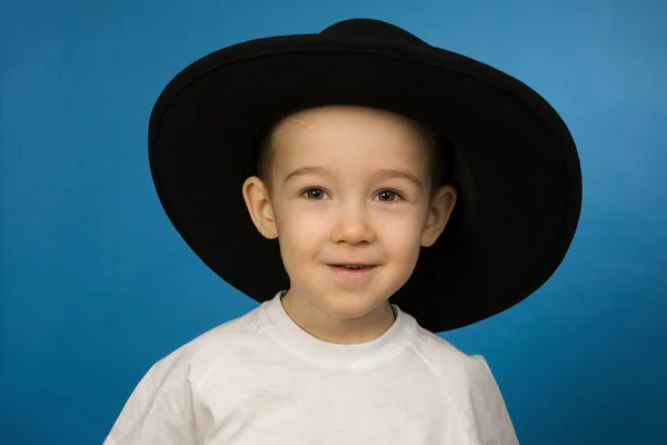 Bambino con un grande cappello nero — Foto Stock