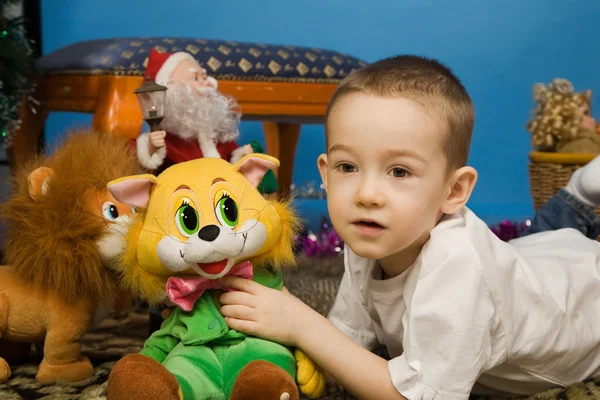Щаслива дитина з іграшками — стокове фото