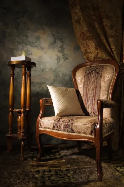 Luxueux intérieur vintage avec fauteuil — Photo