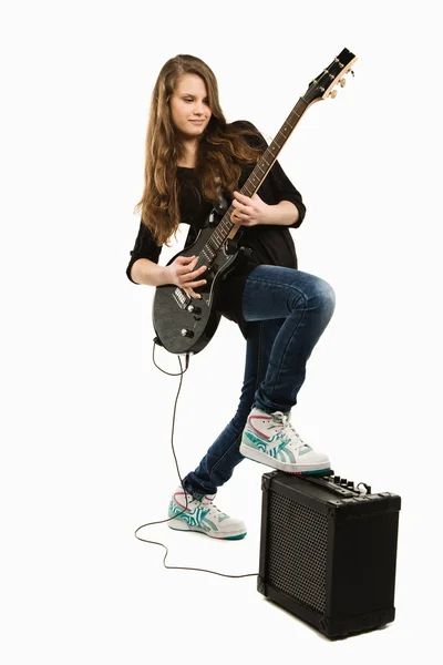 Счастливая девочка-подросток играет на гитаре — стоковое фото