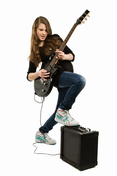 Lycklig tonåring flicka spela gitarr — Stockfoto