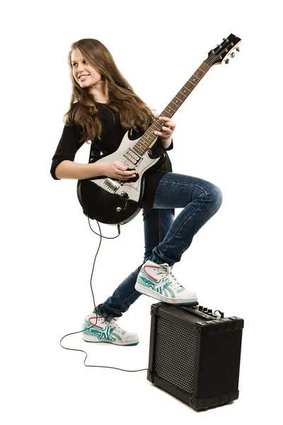 Счастливая девочка-подросток играет на гитаре — стоковое фото