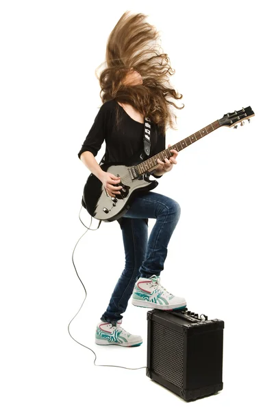 Девушка-подросток играет на гитаре — стоковое фото