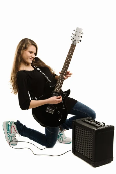 Lycklig tonåring flicka spela gitarr — Stockfoto