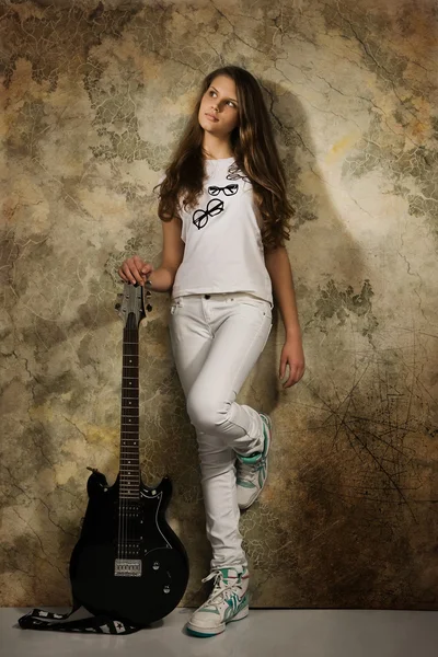 Dospívající dívka s elektrická kytara — Stock fotografie