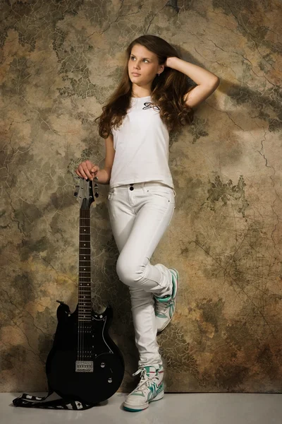 Teenager pige med elektrisk guitar - Stock-foto