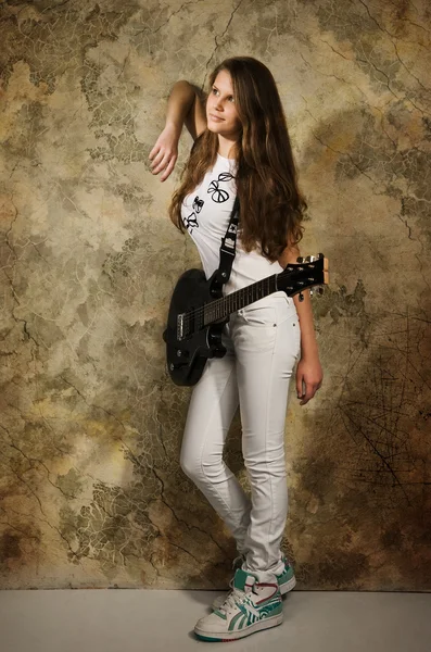 Chica adolescente con guitarra eléctrica — Foto de Stock