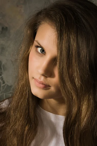 Portrait of the beautifu teenager girl — Stock Photo, Image