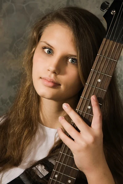 Девушка-подросток с электрогитарой — стоковое фото