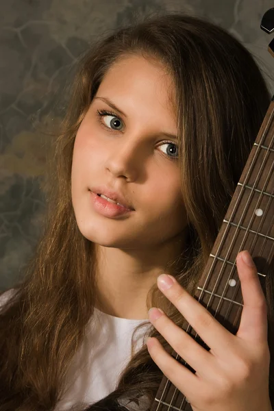 Девушка-подросток с электрогитарой — стоковое фото