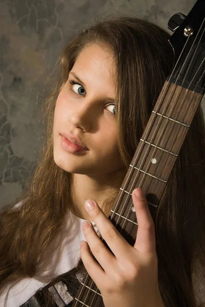 Teenager girl with electric guitar — Stock Photo, Image