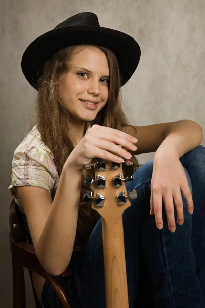 Menina adolescente com guitarra elétrica — Fotografia de Stock