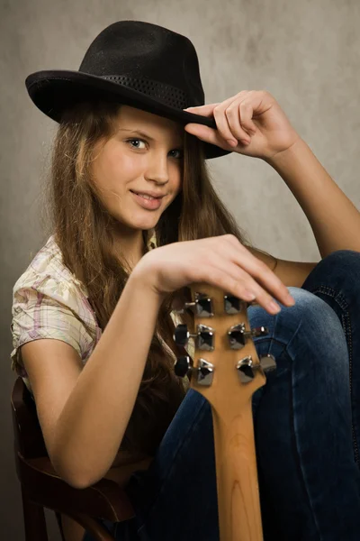 十几岁的女孩与电吉他 — 图库照片