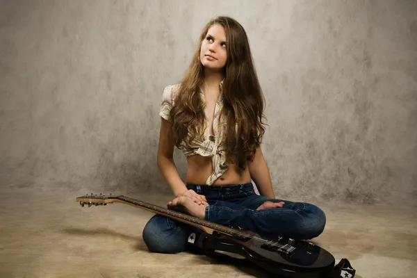 Chica adolescente con guitarra eléctrica —  Fotos de Stock