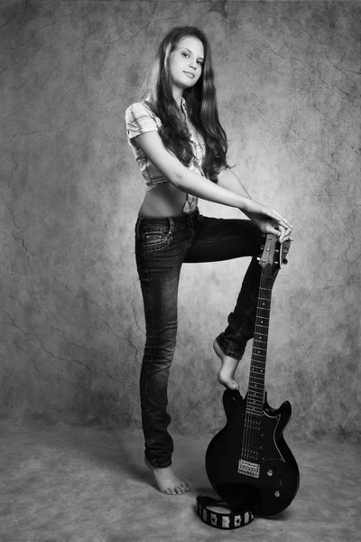 Chica adolescente con guitarra eléctrica —  Fotos de Stock