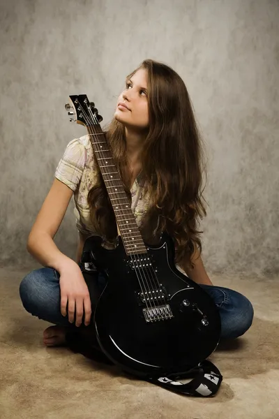 Menina adolescente com guitarra elétrica — Fotografia de Stock