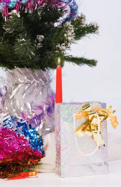 Nya året gåva på fir grenar bakgrund — Stockfoto