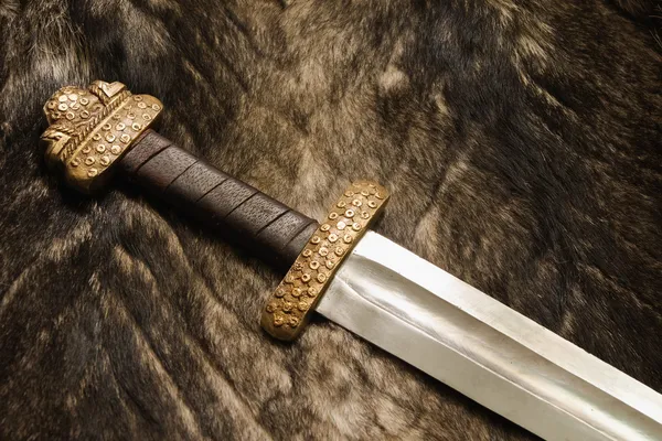 Stilleven met Scandinavische zwaard op een bont — Stockfoto