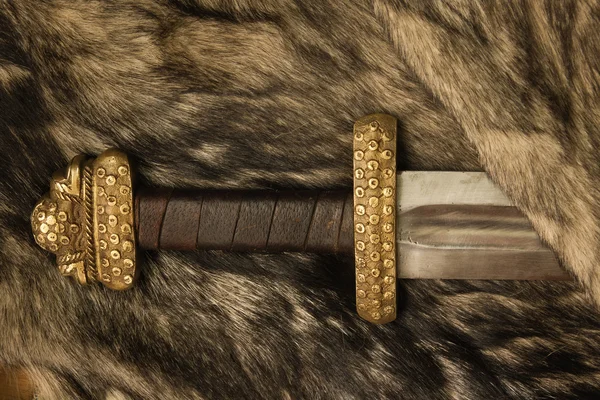 Skandinávská meč na kožešině — Stock fotografie