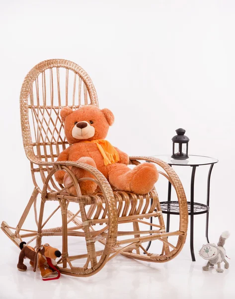 老木摇椅带玩具 — 图库照片