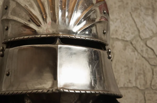 Рыцарский шлем с полукозырьком — стоковое фото