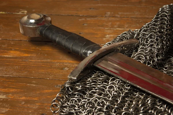 Middeleeuwse zwaard en maliënkolder — Stockfoto