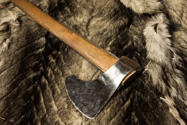 Средневековый топор на волчьей шкуре — стоковое фото