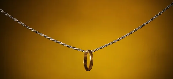 Anello d'oro su una catena d'argento ; — Foto Stock