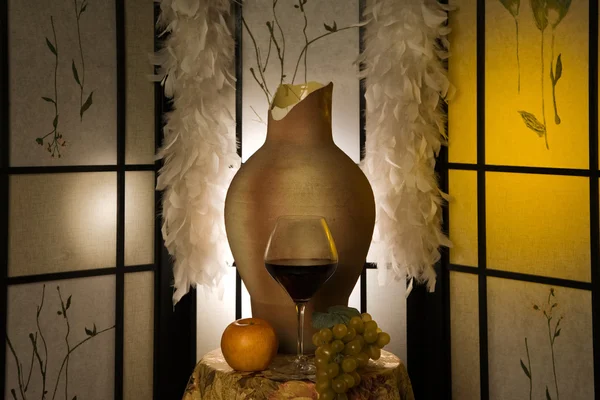 Kruik, wijn glas in een luxe interieur — Stockfoto