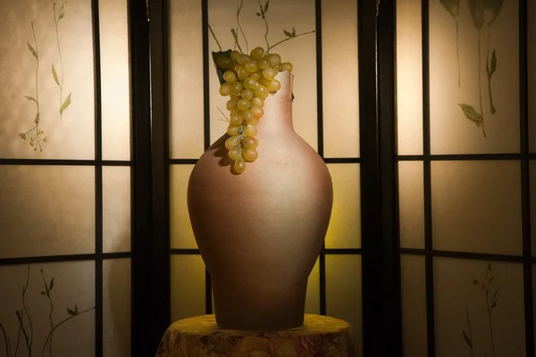 Džbán a hroznů v luxusním interiéru — Stock fotografie