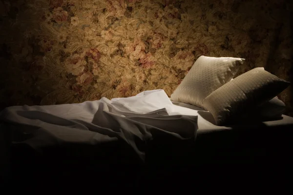 Brudny luksusowe łóżko z poduszką — Zdjęcie stockowe