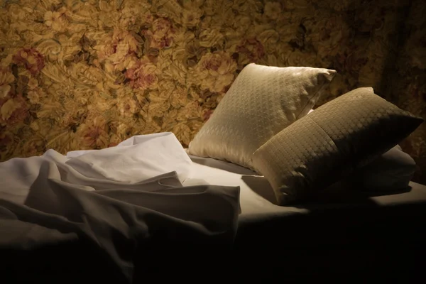 Chaotický luxusní postel s polštáři — Stock fotografie