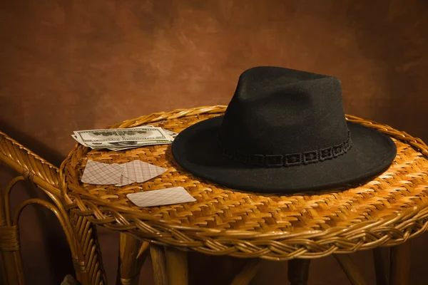 Cartas de poker, chapéu preto em uma mesa — Fotografia de Stock