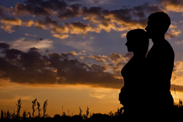 Silhouette of a young couple — Stock Photo, Image