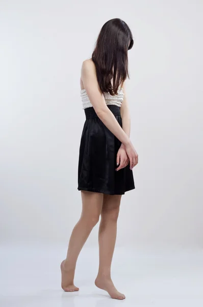 Greps barfota flicka med armarna korsade — Stockfoto