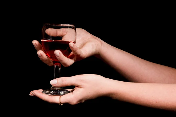 Copo com um vinho tinto em uma mão feminina — Fotografia de Stock