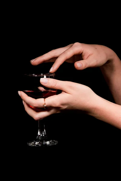 Verre avec un vin rouge dans une main féminine — Photo