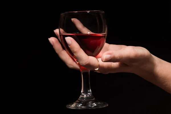 Copo com um vinho tinto em uma mão feminina — Fotografia de Stock