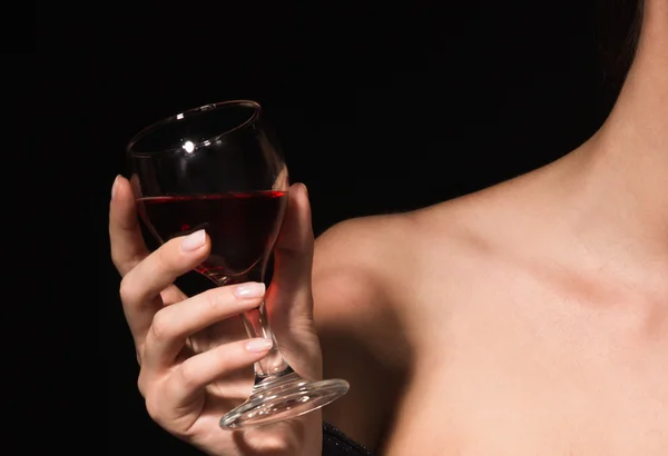 Bir kadının elinde kırmızı şarap — Stok fotoğraf