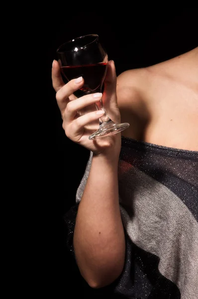 Copa con un vino tinto en una mano femenina — Foto de Stock