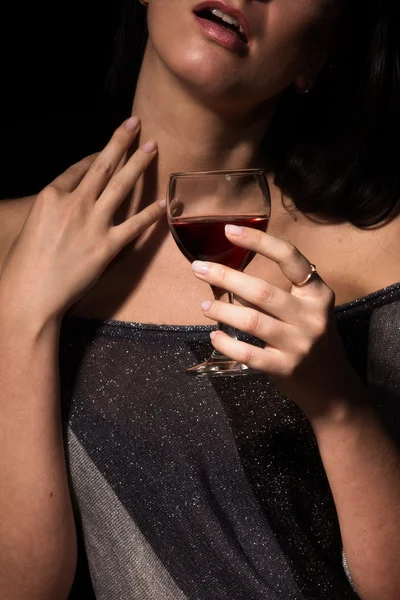 Szkło z czerwonym winem w kobiece strony — Zdjęcie stockowe