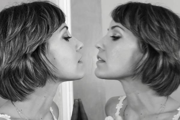 거울 앞에서 아름 다운 여자 얼굴 — 스톡 사진