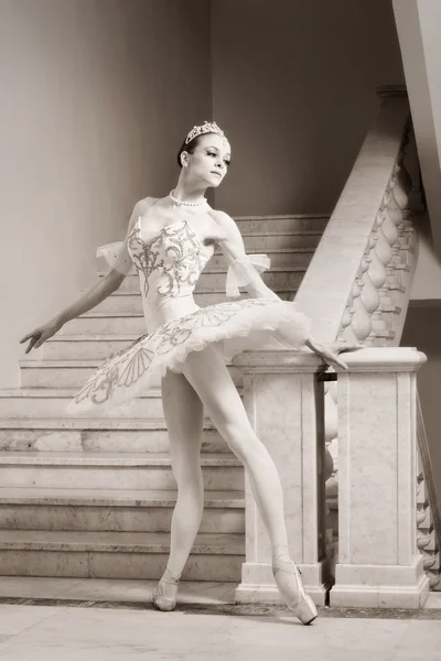 若いバレリーナ バレエのポーズで — ストック写真