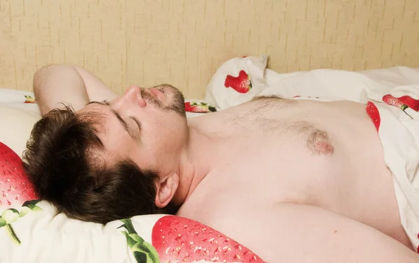 Muž spí v posteli — Stock fotografie