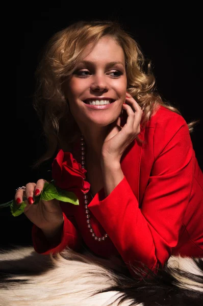 Portrét smyslná dáma v červené barvě s růží — Stock fotografie